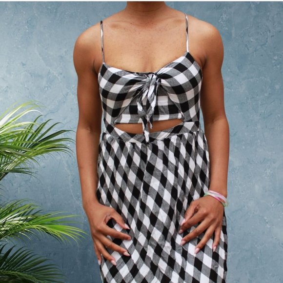 Dex - Brand new never worn.This maxi dress is adorable with a little peekaboo - - Picture 1 of 4